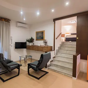 https://la-residenza-napoli-short-lets-chiaia-plebiscito.hotels-amalfi.com